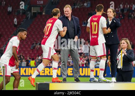 AMSTERDAM, NIEDERLANDE - 30. JULI: Daley Blind von Ajax, Ronald Koeman während des Johan Cruijff Schaal-Spiels zwischen Ajax und PSV in der Johan Cruijff Arena am 30. Juli 2022 in Amsterdam, Niederlande (Foto von Geert van Erven/Orange Picics) Credit: Orange Pics BV/Alamy Live News Stockfoto