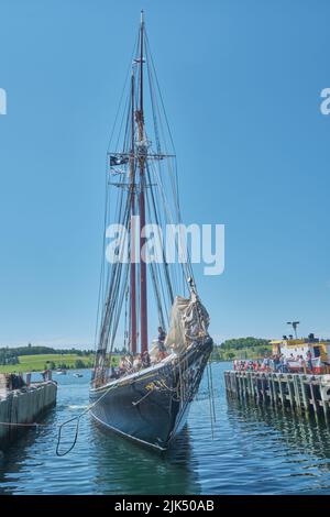 Die Bluenose war ein Fischerei- und Rennschoner, der zu einem ikonischen Symbol von Nova Scotia und Kanada wurde. Die Stadt, in der das Schiff gebaut wurde. Das Blau Stockfoto