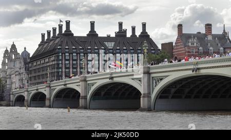 London, Großbritannien - 23. August 2020: Demonstration der Menschen mit drei baltischen Nationalflaggen auf der Westminster Bridge Stockfoto