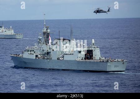 220728-N-DF558-1351 PAZIFISCHER OZEAN (28. Juli 2022) die Royal Canadian Navy Halifax-Klasse HMCS Vancouver (FFH 331) segelt in Formation mit HMCS Windigeg (FFH 338) während des Rim of the Pacific (RIMPAC) 2022, 28. Juli. 26 Nationen, 38 Schiffe, drei U-Boote, mehr als 30 unbemannte Systeme, etwa 170 Flugzeuge und 25.000 Mitarbeiter nehmen vom 29. Juni bis zum 4. August an RIMPAC in und um die Hawaii-Inseln und Südkalifornien Teil. RIMPAC, die weltweit größte internationale maritime Übung, bietet eine einzigartige Ausbildungsmöglichkeit und fördert und unterstützt dabei kooperative Beziehungen Stockfoto