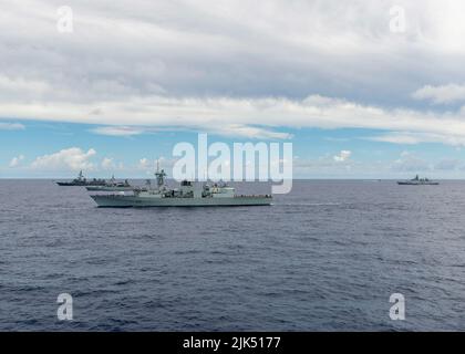 220728-N-YB310-1303 PAZIFISCHER OZEAN (28. Juli 2022) die Königlich-kanadische Navy Fregatte HMCS Vancouver (FFH 331) segelt in Formation mit der Königlich-Malaysischen Navy Kasturi-Klasse Korvette KD Lekir (F 26), Japan Maritime Self-Defense Force Takanami-Klasse Zerstörer JS Takanami (DD 110) Und die Shivalik-Klasse der indischen Navy, eine multirole Fregatte, FÜHRT SATPURA (F48) während des Rim of the Pacific (RIMPAC) 2022, 28. Juli, ein. 26 Nationen, 38 Schiffe, drei U-Boote, mehr als 170 Flugzeuge und 25.000 Mitarbeiter nehmen vom 29. Juni bis zum 4. August an RIMPAC in und um die Hawaii-Inseln und Südkalifornien Teil. Der Welt Stockfoto