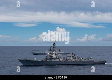 220728-N-TL141-1696 PAZIFISCHER OZEAN (28. Juli 2022) USS Gridley (DDG 101) der US Navy Arleigh Burke-Klasse segelt in Formation mit der Fregatte DER Indischen Marine IN Satpura (F48) während des Rim of the Pacific (RIMPAC) 2022, 28. Juli. 26 Nationen, 38 Schiffe, drei U-Boote, mehr als 30 unbemannte Systeme, etwa 170 Flugzeuge und 25.000 Mitarbeiter nehmen vom 29. Juni bis zum 4. August an RIMPAC in und um die Hawaii-Inseln und Südkalifornien Teil. RIMPAC, die weltweit größte internationale maritime Übung, bietet eine einzigartige Ausbildungsmöglichkeit und fördert und pflegt sie Stockfoto