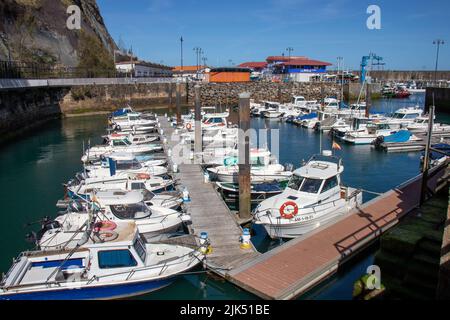 Puerto en el Pueblo pesquero de Lastres, Asturien, España Stockfoto