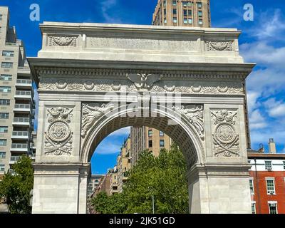 Der Washington Square Park wird an einem typischen Sommernachmittag in New York City am 30. Juli 2022 gesehen. Stockfoto