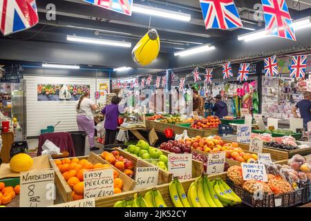 Obst- und Gemüsestände in Barnsley Markets, May Day Green, Barnsley, South Yorkshire, England, Vereinigtes Königreich Stockfoto