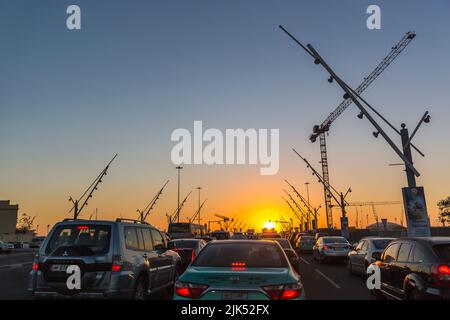 Doha, Katar - 2018, januar, 18. - viele Autos stecken im Verkehr in den Vororten von Doha in einem bunten Sonnenuntergang, Katar Stockfoto