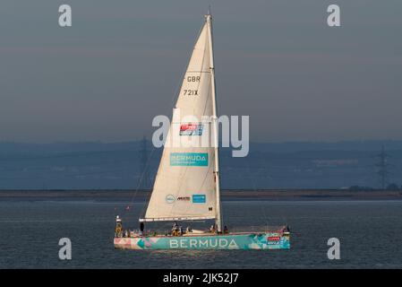 Team Bermuda Yacht vor dem Southend Pier in der Themse Mündung nach dem Clipper Round the World Yacht Rennen. Fangen Sie das frühe Licht ein Stockfoto