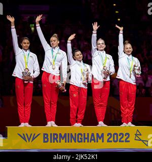 BIRMINGHAM, GROSSBRITANNIEN. 30. Juli 2022. Das Team England (ACHAMPONG Ondine, FENTON Georgia-Mae, FRAGAPANE Claudia, KINSELLA Alice und SIMM Kelly) gewann am Samstag, den 30. Juli 2022 in BIRMINGHAM, GROSSBRITANNIEN, bei den Artistic Gymnastics of Birmingham 2022 - Commonwealth Games in der Birmingham Arena das Gold. Kredit: Taka Wu/Alamy Live Nachrichten Stockfoto