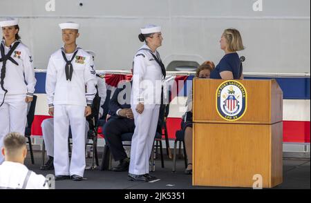 Fort Lauderdale, Florida, USA. 30.. Juli 2022. Der Schiffssponsor Meredith A. Berger gab den ersten Auftrag, "unser Schiff zu transportieren und sie zum Leben zu erwecken".bei der Inbetriebnahmezeremonie für die USS Fort Lauderdale (LPD 28), Port Everglades, Florida.die USS Fort Lauderdale (LPC28) ist ein Amphibienschiff der San Antonio-Klasse. Kredit: UPI/Alamy Live Nachrichten Stockfoto