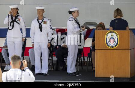 Fort Lauderdale, Florida, USA. 30.. Juli 2022. Der Schiffssponsor Meredith A. Berger gab den ersten Auftrag, "unser Schiff zu transportieren und sie zum Leben zu erwecken".bei der Inbetriebnahmezeremonie für die USS Fort Lauderdale (LPD 28), Port Everglades, Florida.die USS Fort Lauderdale (LPC28) ist ein Amphibienschiff der San Antonio-Klasse. Kredit: UPI/Alamy Live Nachrichten Stockfoto