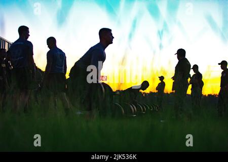 Usa. 26.. Juli 2022. Fallschirmjäger der Charlie-Truppe, 1-73 Kavallerieregiment, 2. Brigade Combat Team, 82. Airborne Division Nehmen Sie den Army Combat Fitness Test (ACFT) für den XVIII Airborne Corps Best Squad Competition auf Fort Stewart, GA, 26. Juli 2022, Teil. Das ACFT war eines von mehreren Veranstaltungen während des XVIII Airborne Corps Best Squad Competition, bei dem die körperliche Fitness und Ausdauer jedes Teilnehmers getestet wurde. Kredit: U.S. Army/ZUMA Press Wire Service/ZUMAPRESS.com/Alamy Live Nachrichten Stockfoto