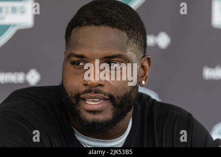 Philadelphia, PA, USA. 30.. Juli 2022. Philadelphia Eagles Defensive Tackle JAVON HARGRAVE (97) beantwortet Fragen nach Trainingslagern am Samstag, den 30. Juli 2022, im NovaCare Complex in Philadelphia, PA. (Bild: © Saquan Stimpson/ZUMA Press Wire) Stockfoto