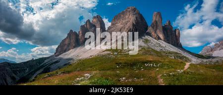 Panaoramischer Blick auf die drei Zinnen in Italien Stockfoto