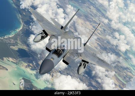 Puerto Rico. 1.. Juli 2022. Ein F-15C Adler der US-Luftwaffe vom 159. Fighter Wing, Louisiana Air National Guard, Naval Air Station Joint Reserve Base New Orleans, La., fliegt in Formation mit einem KC-135 Stratotanker vom 92. Air Betanking Wing, Fairchild Air Force Base, Wash., Nach Abschluss der Operation Noble Defender (OND) des North American Aerospace Defense Command (NORAD) über dem Karibischen Meer in der Nähe von Puerto Rico, 1. Juli 2022. Als Teil von OND, einer wiederkehrenden Operation, koordinierte und führte die kontinentale US-NORAD-Region mit der US-Navy gemeinsame Operationen durch, während die US-Marine konz Stockfoto