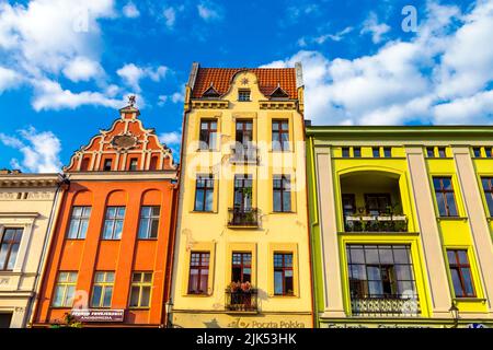 Farbenfrohe Mietshäuser am Rynek Nowomiejski (Marktplatz der Neustadt) in Torun, Polen Stockfoto