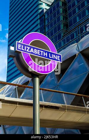 Schild für die Elizabeth Line am Crossrail Place, Canary Wharf, London, Großbritannien Stockfoto