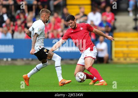 Scott McKenna von Nottingham Forest kämpft am Samstag, dem 30.. Juli 2022, im Vorsaison-Freundschaftsspiel zwischen Nottingham Forest und Valencia CF in der Meadow Lane, Nottingham um den Ball. (Kredit: Jon Hobley | MI News) Kredit: MI Nachrichten & Sport /Alamy Live News Stockfoto