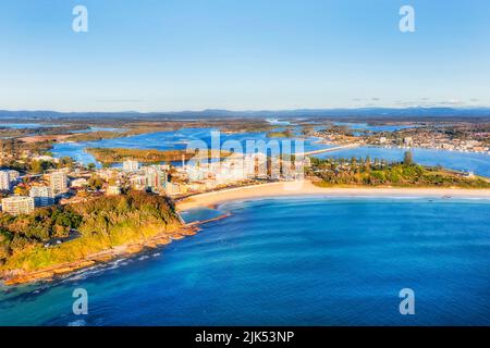 Main Forster Beach an der Pazifikküste von Forster Town in Australien - Panoramafenster mit Blick auf die Innenstadt vom offenen Meer und Wallis Lake mit Brücke. Stockfoto