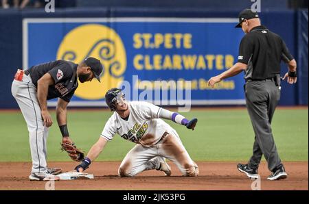 Tampa, Usa. 30.. Juli 2022. Josh Lowe (C) von Tampa Bay Rays fordert eine Auszeit vom Schiedsrichter Vic Carapazza, nachdem er während des achten Innings am Tropicana Field in St. Petersburg, Florida, am Samstag, dem 30. Juli 2022, den Tag von Cleveland Guardians Shortstop Amed Rosario (L) wegen eines gestohlenen Stützpunktes geschlagen hatte. Foto von Steve Nesius/UPI Credit: UPI/Alamy Live News Stockfoto