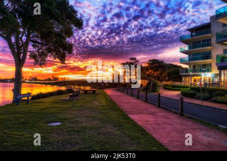 Flussufer des Coolongolook Flusses und Wallis See in Forster Stadt an der australischen Pazifikküste bei Sonnenuntergang. Stockfoto