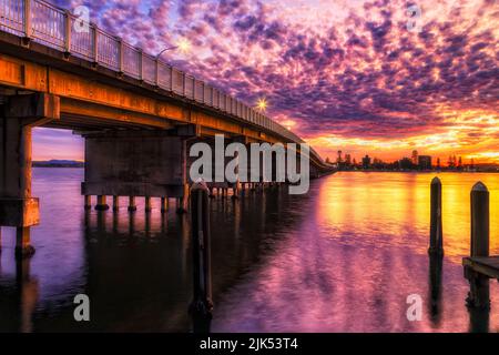 Autobahnbrücke der Head Street zwischen den Städten Forster und Tuncuru über den Coolongolook River Wallis Lake in Australien. Stockfoto