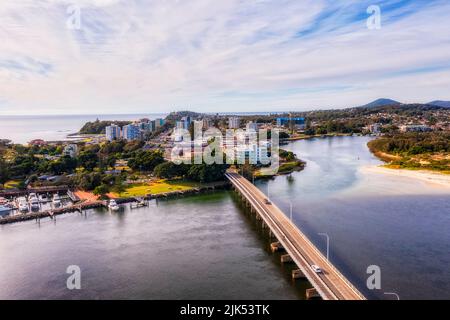 Hauptstraßen in der Innenstadt von Forster an der Pazifikküste Australiens von der Brücke über den Wallis-See aus - Luftaufnahme. Stockfoto