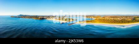 forster Tuncury Städte am Wasser vom Pazifischen Ozean um den Wallis See Coolongolook Flussmündung - Luftpanorama. Stockfoto