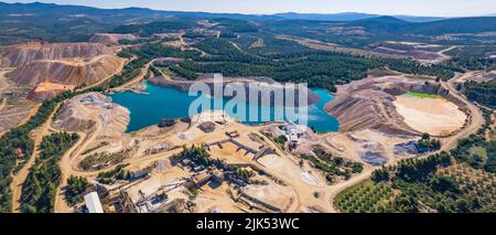 Wunderschöne Rundsicht auf eine Tagebaumine in Griechenland. Wälder und Berge am Horizont. Hochwertige Fotos Stockfoto