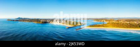 Scenici Forster-Tuncury Städte am Wasser vom Pazifischen Ozean um den Wallis See Coolongolook Flussmündung - Luftpanorama. Stockfoto