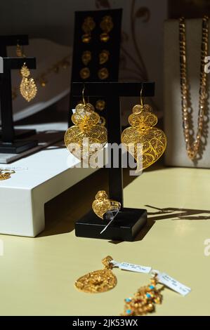 Herz von Viana Goldschmuck im Schaufenster Stockfoto