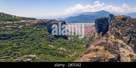 Luftaufnahme von hohen Klippen und schöne Zusammenarbeit zwischen Mensch und Erde. Sommerferien Idee. Meteora, Griechenland in der Nähe der Stadt Kalambaka. Hochwertige Fotos Stockfoto
