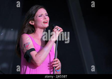 Lulworth, Großbritannien. 30.. Juli 2022. Sophie Michelle Ellis-Bextor, englische Model, Sängerin und Songwriterin, tritt live auf dem Camp Bestival Familienfestival in Dorset auf. Kredit: SOPA Images Limited/Alamy Live Nachrichten Stockfoto