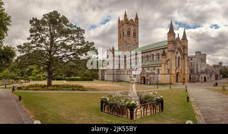 Die Buckfast Abbey in der Nähe von Buckfastleigh am Rande des Dartmoor National Park beherbergt eine Gemeinschaft römisch-katholischer Benediktinermönche. Die Abteikirche Stockfoto