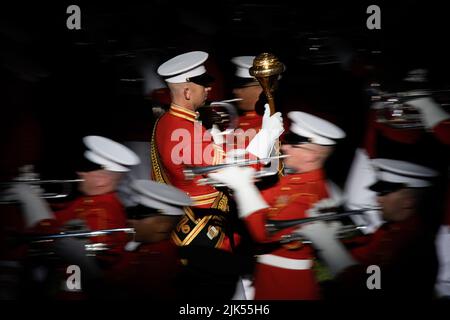 Washington, DC, USA. 15.. Juli 2022. Marines mit dem Commandantâs eigenen U.S. Marine Drum & Bugle Corps treten bei einer Abendparade in den Marine Barracks Washington, 15. Juli 2022 auf. Gastgeber des Abends waren General David H. Berger, Kommandant des Marine Corps von 36., und der ehrenwerte deb A. Haaland, US-Innenminister, als Ehrengast. Quelle: U.S. Marines/ZUMA Press Wire Service/ZUMAPRESS.com/Alamy Live News Stockfoto