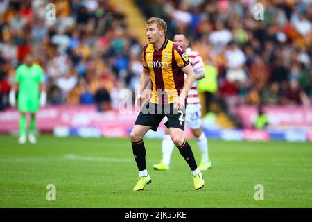 The University of Bradford Stadium, Bradford, England - 30.. Juli 2022 Brad Halliday (2) of Bradford - während des Spiels Bradford City gegen Doncaster Rovers, Sky Bet League Two, 2022/23, The University of Bradford Stadium, Bradford, England - 30.. Juli 2022 Credit: Arthur Haigh/WhiteRoseFotos/Alamy Live News Stockfoto