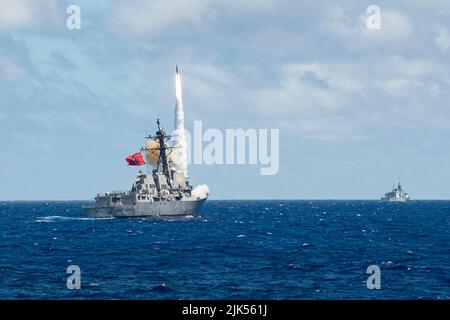 22. Juli 2022 - PAZIFISCHER OZEAN - der Lenkflugkörper-Zerstörer USS Chaffe (DDG 90) startet eine SM-2 Block IV Rakete während einer gemeinsamen Boden-Luft-Rakete-Übung mit den Royal Canadian Navy Fregatten HMCS Winnipeg (FFH 338) und HMCS Vancouver (FFH 331) Vor der Küste Hawaiis als Teil von Rim of the Pacific (RIMPAC) 2022, 19. Juli 2022. 26 Nationen, 38 Schiffe, drei U-Boote, mehr als 170 Flugzeuge und 25.000 Mitarbeiter nehmen vom 29. Juni bis zum 4. August an RIMPAC in und um die Hawaii-Inseln und Südkalifornien Teil. Die weltweit größte internationale maritime Übung, RIMPAC Provi Stockfoto