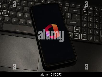 microsoft Office-Logo auf Mobiltelefon, Sydney Australien Juli 30 2022 Stockfoto