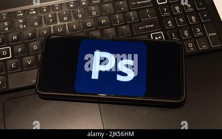 Photoshop-Logo auf Handy, Hintergrund ist eine Tastatur, Sydney Australien Juli 30 2022 Stockfoto