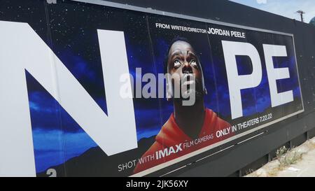 Los Angeles, California, USA 22. July 2022 Nope Billboard mit Daniel Kaluuya am Sunset Blvd am 22. Juli 2022 in Los Angeles, Kalifornien, USA. Foto von Barry King/Alamy Stockfoto Stockfoto