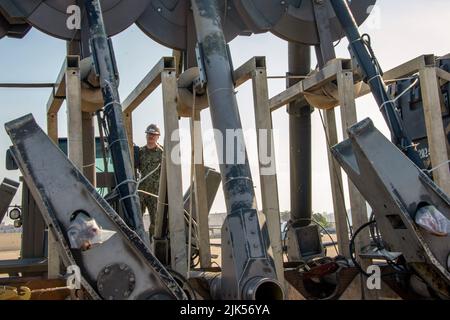 San Diego, Kalifornien, USA. 1.. Juli 2022. Baumechaniker der Klasse 2. Cody Belville aus Flint, Michigan, entlädt eine Mine, die Konsul aufspürt, als sie auf der Naval Air Station North Island ankommt, von einem Anhänger für das Helicopter Mine CounterMeasures Squadron (HM) 14, „The Vanguard“, mit Sitz in Norfolk, VA., Zur Unterstützung von Rim of the Pacific (RIMPAC) 2022 in Südkalifornien. 26 Nationen, 38 Schiffe, vier U-Boote, mehr als 170 Flugzeuge und 25.000 Mitarbeiter nehmen vom 29. Juni bis zum 4. August an RIMPAC in und um die Hawaii-Inseln und Südkalifornien Teil. Die weltweit größte in Stockfoto