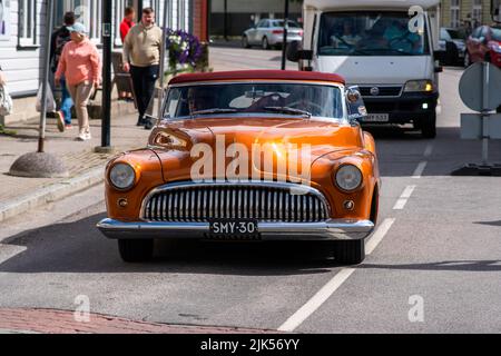 Haapsalu, Estland - 15. Juli 2022. Ein alter schöner Oldtimer des amerikanischen Herstellers Buick auf einer American Beauty Car Show in einem estnischen Küstenfahrzeug Stockfoto