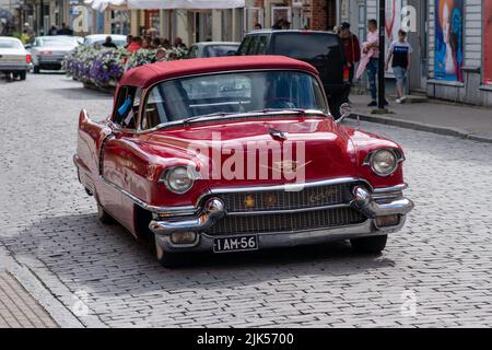 Haapsalu, Estland - 15. Juli 2022. Ein alter schöner Oldtimer des amerikanischen Herstellers Cadillac auf einer American Beauty Car Show in einem estnischen Küstenort Stockfoto