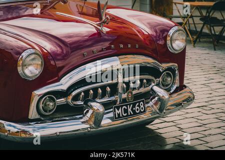 Haapsalu, Estland - 15. Juli 2022. Ein alter schöner Oldtimer des amerikanischen Herstellers Packard auf einer American Beauty Car Show in einem Küstenestnischen Stockfoto
