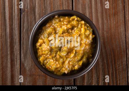 Caruru in einer Draufsicht Schale. Traditionelle afro-brasilianische Küche mit Okra. Stockfoto