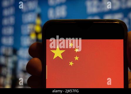 China. 25.. Juli 2022. In dieser Abbildung wird das Flaggen-Logo der Volksrepublik China auf einem Smartphone-Bildschirm angezeigt. (Bild: © Budrul Chukrut/SOPA Images via ZUMA Press Wire) Stockfoto