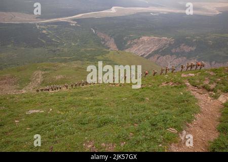 Delta Junection, Alaska, USA. 9.. Juli 2022. 11. Soldaten der Airborne Division starten zusammen mit Bergsteigerlehrern des Northern Warfare Training Center die Abfahrt 5000ft vom Grassy Knoll während des Basic und Advanced Military Mountaineering Kurses am Trainingsgelände von Black Rapids, 9. Juli. Der Zweck des 14-tägigen Kurses ist es, Soldaten darin zu Schulen, wie sie durch bergiges Gelände manövrieren können, und dann zu ihren Einheiten zurückzukehren und den Einheiten Soldaten zur Verfügung zu stellen, die in der Lage sind, über das bergige Gelände von Alaska zu gelangen. Quelle: U.S. Marines/ZUMA Press Wire Service/ZUMAPRESS.com/Alamy Live News Stockfoto