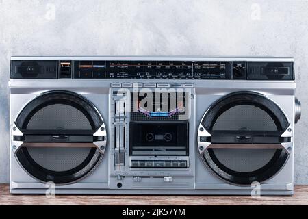 Tragbarer Stereo-Kassettenrekorder im Retro-Stil aus dem Jahr 80s Stockfoto