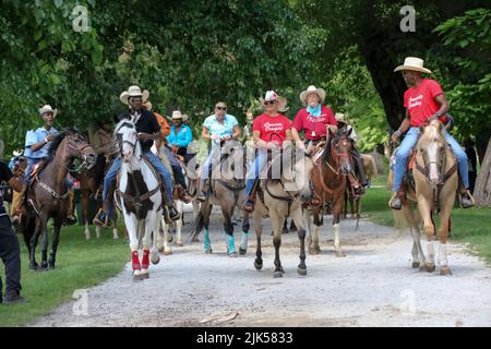 Reiter und ihre Pferde nehmen am Gruppenritt zum Lakefront und zurück Teil, während der jährlichen High Noon Ride 33. im Washington Park, Chicago USA, am 30. Juli 2022. Dies ist eine Wiedervereinigung von Chicagos „Black Cowboys“, die seit 1989 vom Broken Arrow Riding Club organisiert wird. Diese Cowboys und Cowgirls bringen ihre Pferde zum Washington Park für eine Gruppenfahrt zum Lakefront und zurück. Diese Zusammenkunft und Ausritt ist ein Beispiel für ihre geschichtsträchige Kultur und eine Chance, junge Kinder mit Pferden vertraut zu machen. (Foto: Alexandra Buxbaum/Sipa USA) Stockfoto