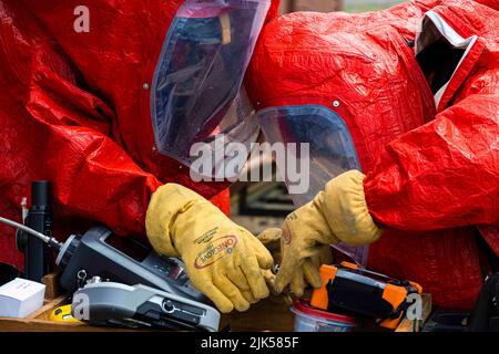 27. Juni 2022 - Camp Hansen, Okinawa, Japan - Feuerwehrleute mit Marine Corps Installationen Pacific Fire and Emergency Service behandeln simulierte gefährliche Chemikalien während einer Trainingsübung für gefährliche Materialien auf Camp Hansen, Okinawa, Japan, 27. Juni 2022. Die HAZMAT-Schulung umfasste mehrere simulierte Opfer in einer gefährlichen Umgebung und neutralisierte den kontaminierten Bereich. MCIPAC F&es ist eine regionale Feuerwehr, die acht Feuerwehrstationen in ganz Japan betreibt und Dienstleistungen für Installationen wie Brandbekämpfung, technische Rettung, gefährliche Materialien, medizinische Notfälle und Feuer bereitstellt Stockfoto