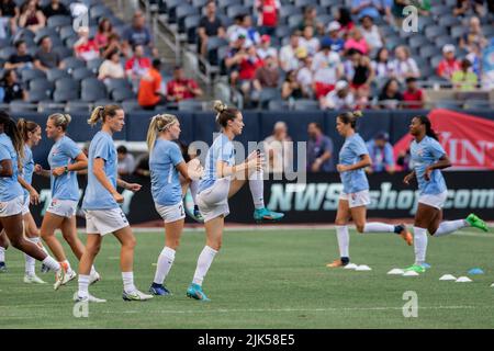 Die Spieler des San Diego Wave FC wärmen sich vor dem NWSL-Fußballspiel zwischen den Chicago Red Stars und dem San Diego Wave FC am Samstag, dem 30. Juli 2022 im Soldier Field, Chicago USA, auf. (KEINE KOMMERZIELLE NUTZUNG). (Foto: Shaina Benhiyoun/Sports Press Photo/C - EINE STUNDE DEADLINE - NUR FTP AKTIVIEREN, WENN BILDER WENIGER ALS EINE STUNDE ALT sind - Alamy) Stockfoto